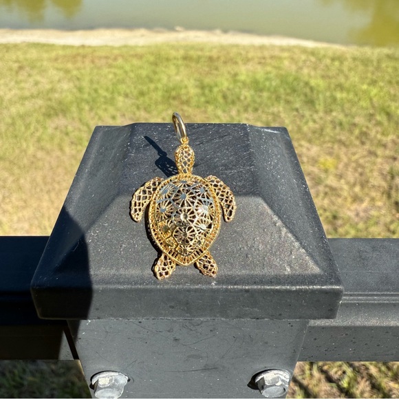 Stefano Oro 14K Gold Diamond Cut Ricami Turtle Pendant, 1.23 grams - Picture 6 of 6